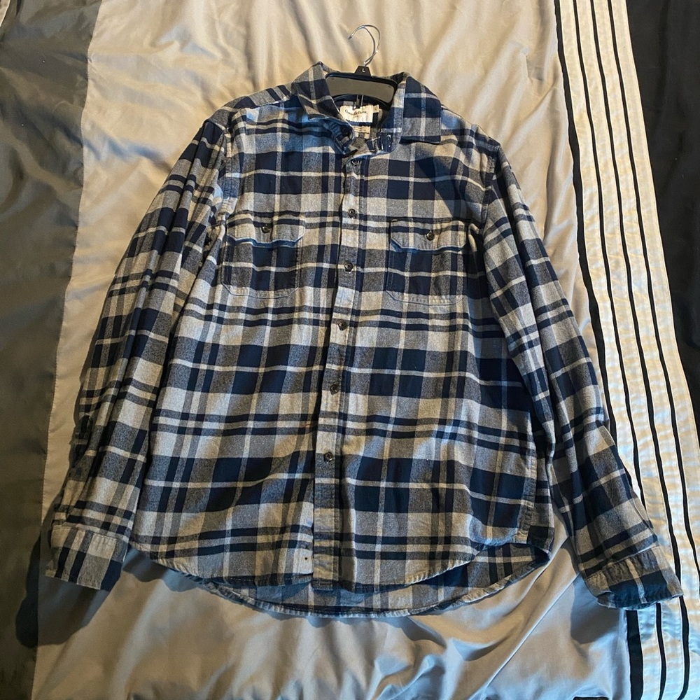 Men’s navy button up flannel.